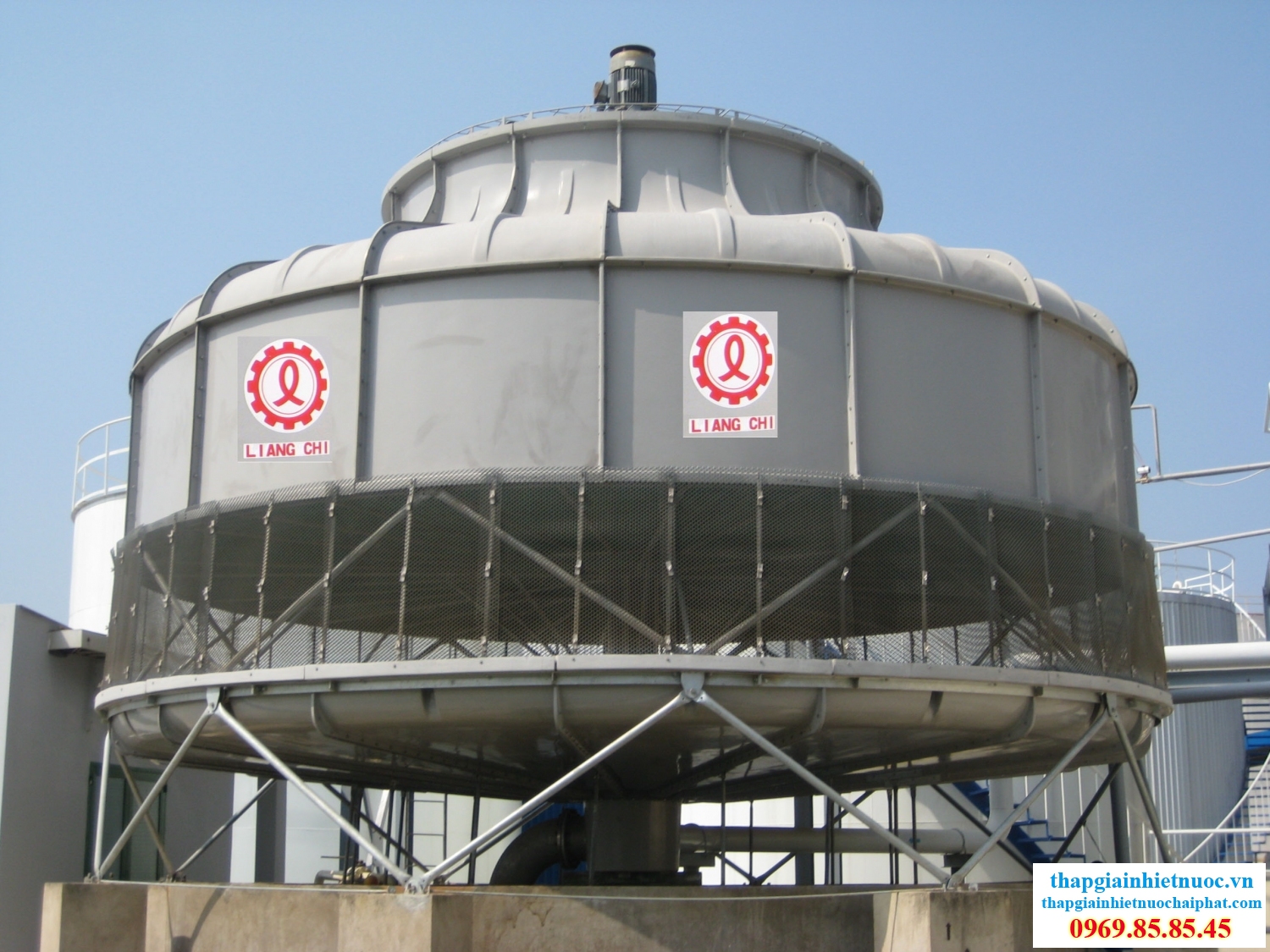 Hệ thống tháp giải nhiệt nước hoàn chỉnh bao gồm những thiết bị nào?